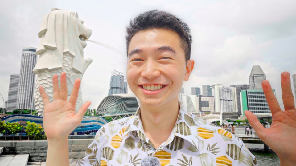 Tomy sightseeing by the Merlion